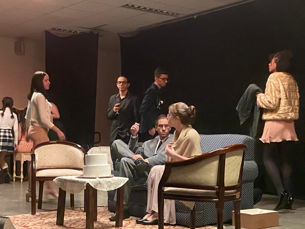 Gata em teto de zinco quente 10